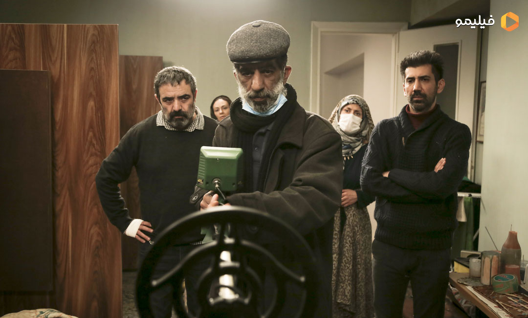 حسن معجونی بهناز جعفری سینا رازانی در نمایی از فیلم شب طلایی ساخته یوسف حاتمی‌کیا