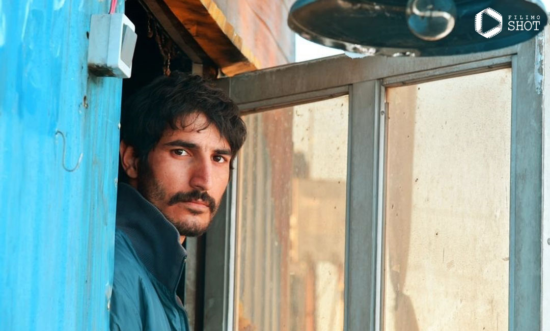 زنده‌یاد کیومرث پوراحمد در این فیلم در نقش کوتاهی بازی می‌کند