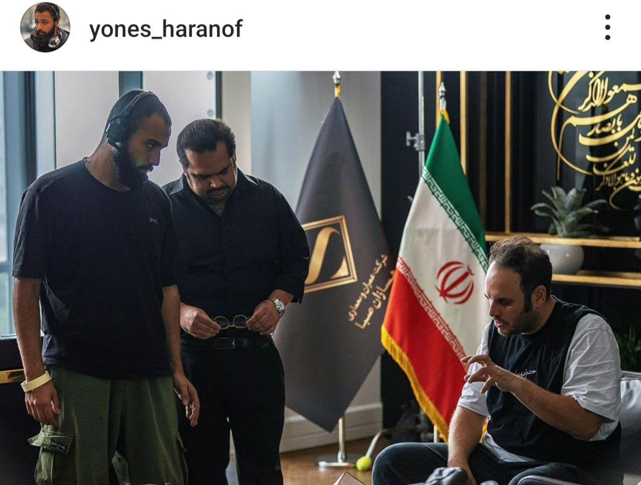 سهیل قنادان در نقش حسام فرنهاد به همراه کارگردان و دستیار کارگردان 